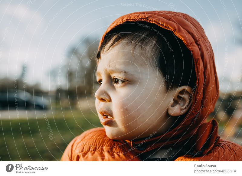 Porträt eines süßen Jungen niedlich Kind Kindheit Farbfoto Kaukasier Kleinkind Mensch Freude authentisch Außenaufnahme Tag Lifestyle Gefühle mehrfarbig Glück