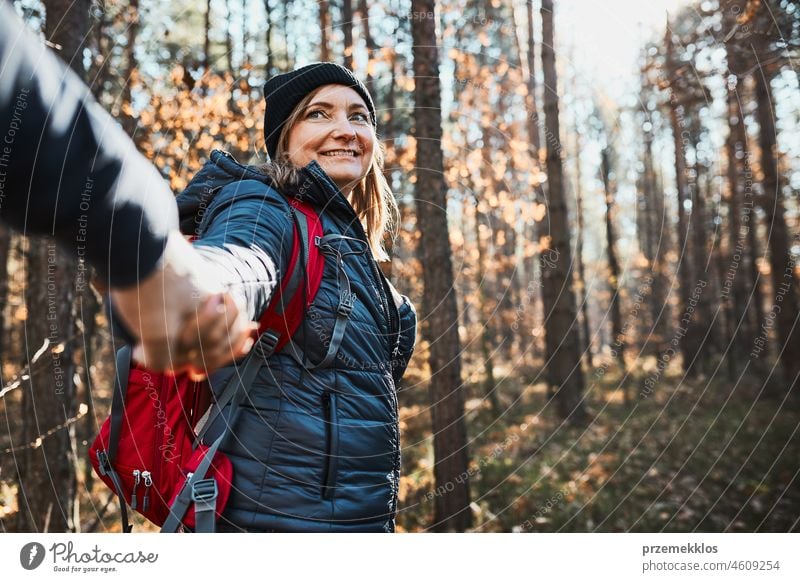 Frau Genießt Wanderung An Sonnigem Urlaubstag Frau Mit Rucksack Zu Fuß Durch Den Wald Ein 