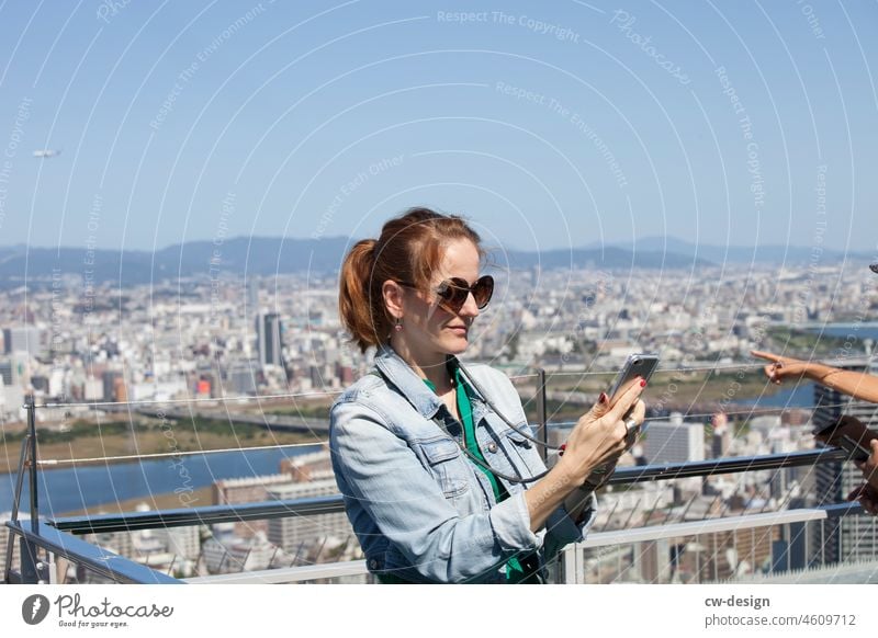 Frau in Osaka auf dem Umeda Sky Building Japan Gebäude Farbfoto Außenaufnahme