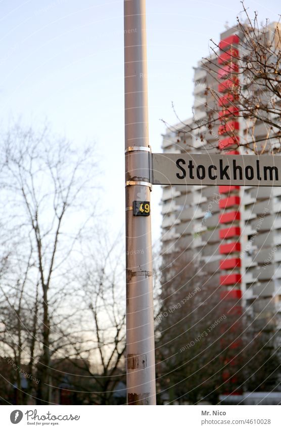 Stockholm Hochhausfassade Wohnungssituation überbevölkert Wohngebiet Schilder & Markierungen Häusliches Leben mehrstöckig Nachbar Plattenbau trist