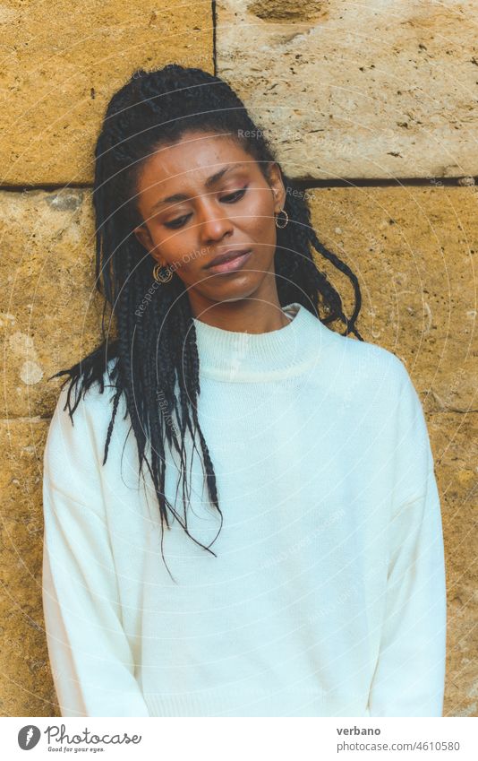 schöne junge selbstbewusste afrikanische junge Frau über Sandsteinen Afrikanisch Rastalocken schwarz heiter Glück Erwachsener Fröhlichkeit Porträt Mädchen