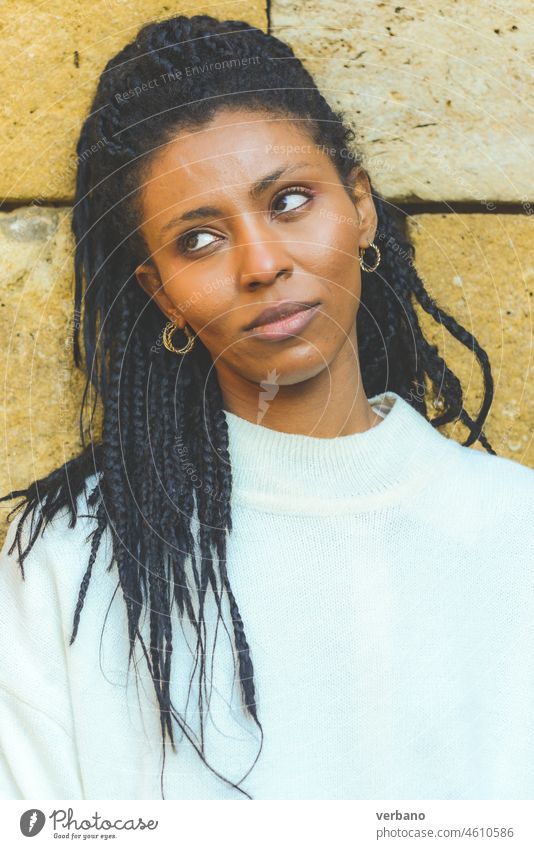 schöne junge afrikanische junge Frau über Sandsteinen Afrikanisch schwarz heiter Glück Erwachsener Fröhlichkeit Porträt Mädchen Menschen Lifestyle attraktiv