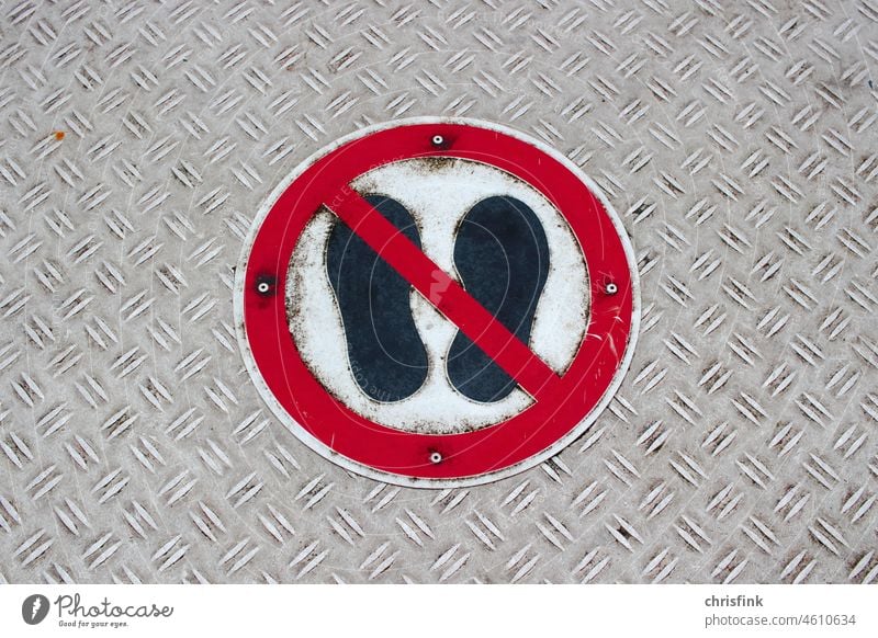Schild Betreten verboten auf Metallplatte Verbot Warnschild Warnung Hinweis Gefahr Füsse Schuhe Hinweisschild Verbotsschild Zeichen Warnhinweis Sicherheit