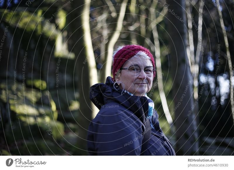 Seniorin steht im Wald Erwachsene Frau Großmutter Weiblicher Senior 60 und älter Umwelt Natur Landschaft Leben feminin Mensch Lifestyle Brille grauhaarig Herbst