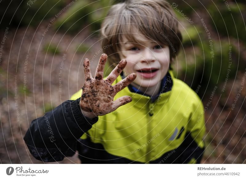 Kind halt eine schmutzige Hand in die Kamera Junge Spielen Mensch Freude Wetter Kindheit Kreativität Natur Umwelt Erde Sand Freizeit & Hobby Wald Dreck dreckig