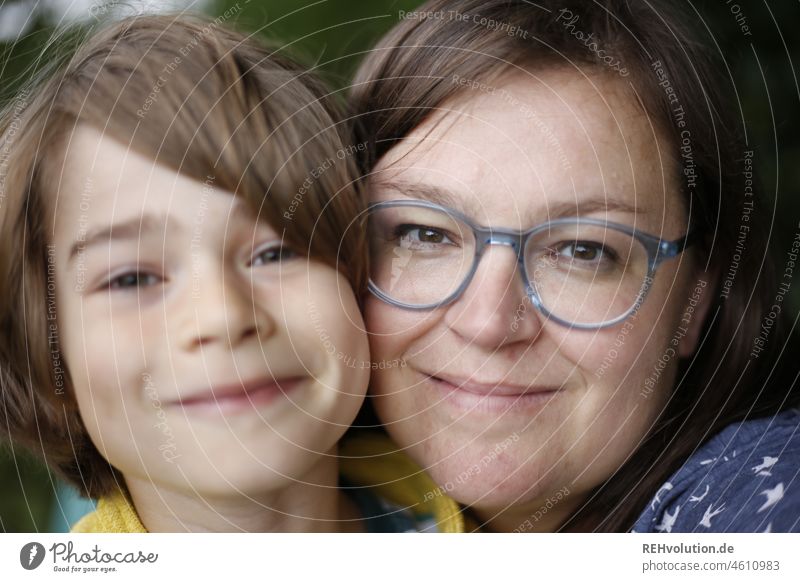 Mutter und Sohn Beziehung Kind Kindheit Glück Frau Liebe Zusammensein Familie & Verwandtschaft Blick in die Kamera Lebensfreude Porträt Freude natürlich Brille