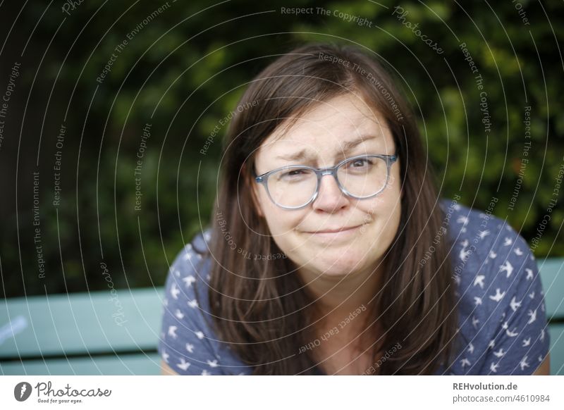 Frau zieht eine Grimasse Mensch Erwachsene Ausdruck Gesichtsausdruck witzig komisch kurios lustig Blödsinn authentisch Brille Farbfoto Porträt Oberkörper