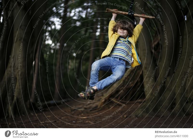 Kind schwingt an einer Schaukel im Wald 3-8 Jahre Kindheitserinnerung Gefühle Fröhlichkeit schaukeln Kinderspiel Bewegung Freude Glück Spaß natürlich Junge