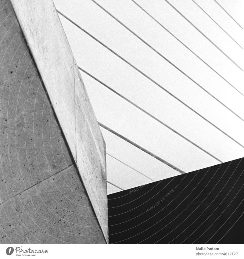 RUB Audimax 2 Praktica sw Ruhrgebiet Universität RuhrUni analog Analogfoto Architektur Schwarzweißfoto Beton Schatten Licht Fassade Dach schwarzweiß