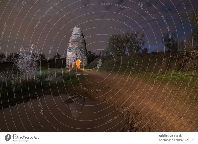 Alter Brennofen in der Nähe des Teiches bei Nacht Ofen Landschaft Himmel wolkig Reflexion & Spiegelung Windstille alt Handwerkskunst Wasser See Ufer malerisch