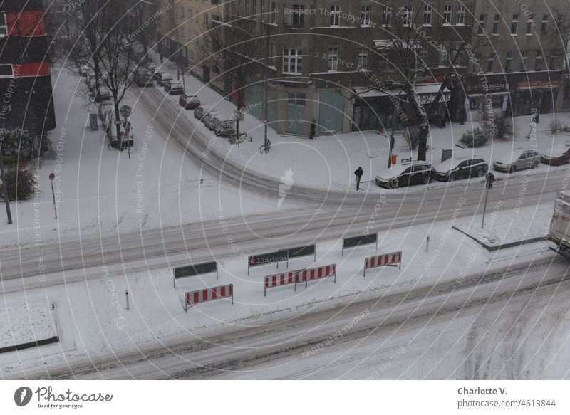Schneeweißdunkler Tag | unter einem Grauschleier | liegt erstarrt die Stadt Kreuzung Außenaufnahme Straße Wege & Pfade Verkehrswege Winter 1 Mensch Umwelt