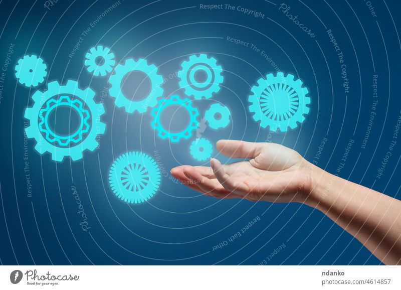 Zahnräder und weibliche Hand auf einem blauen Hintergrund. Business-Struktur präzise Arbeit Konzept, Team-Einigung Person Maschinenbau Technik & Technologie