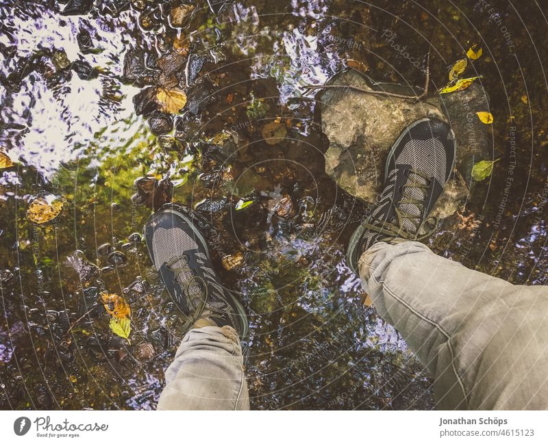 mit Wanderschuhen einen Bach überqueren Überqueren Überquerung Schuhe Egoperspektive Wanderung wandern outdoor abendteuer Fluss nass Wasser wasserdicht Hose