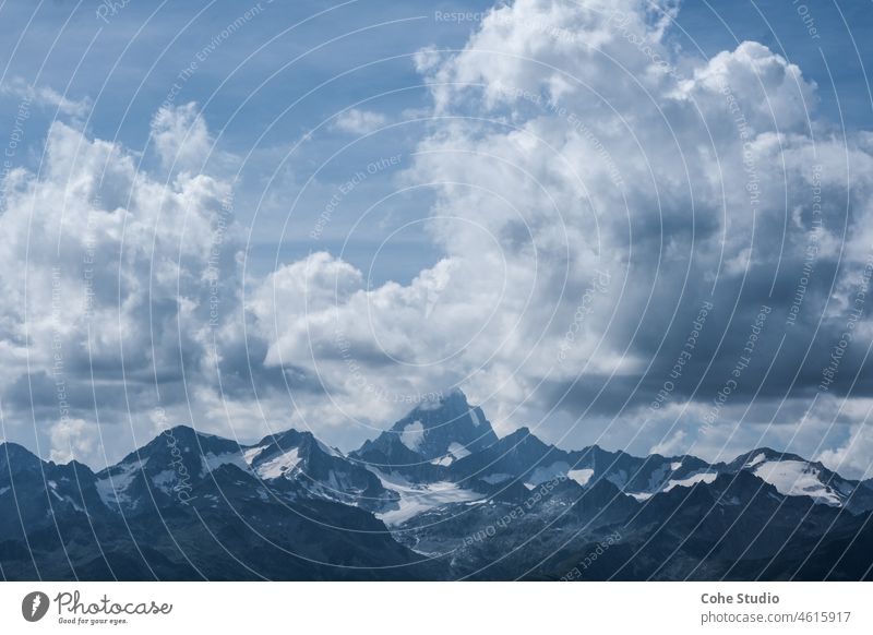 Blick auf das Matterhorn Alpen Schweiz Berge u. Gebirge Italien Zermatt Gletscher Blauer Himmel Wolken Bergsteigen Bergsteiger Schnee reisen Natur Landschaft