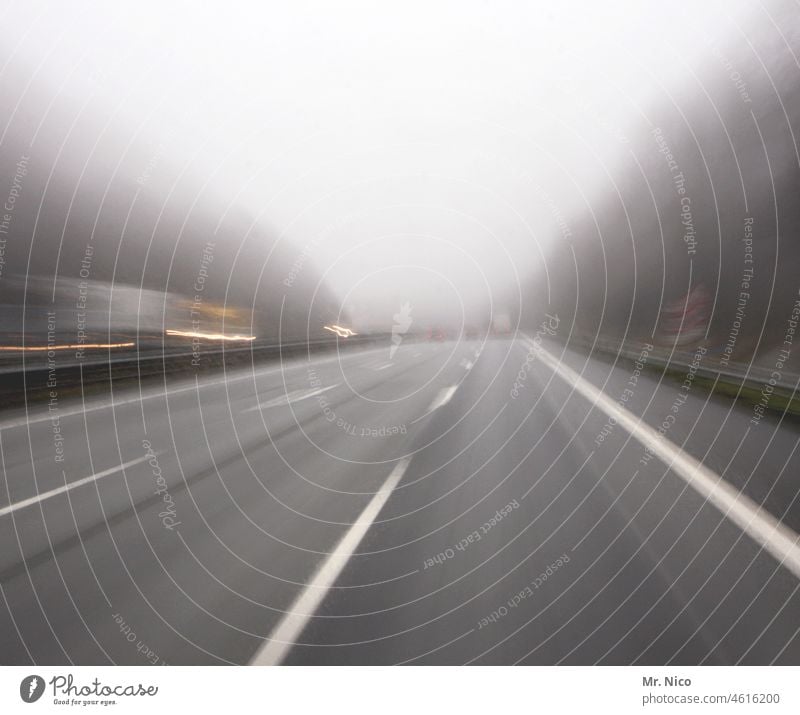 roadtrip Straße Verkehrswege Nebel Autobahn Autofahren Ferien & Urlaub & Reisen Nebelstimmung Morgenstimmung Morgennebel Straßenverkehr trist morgens Fahrbahn