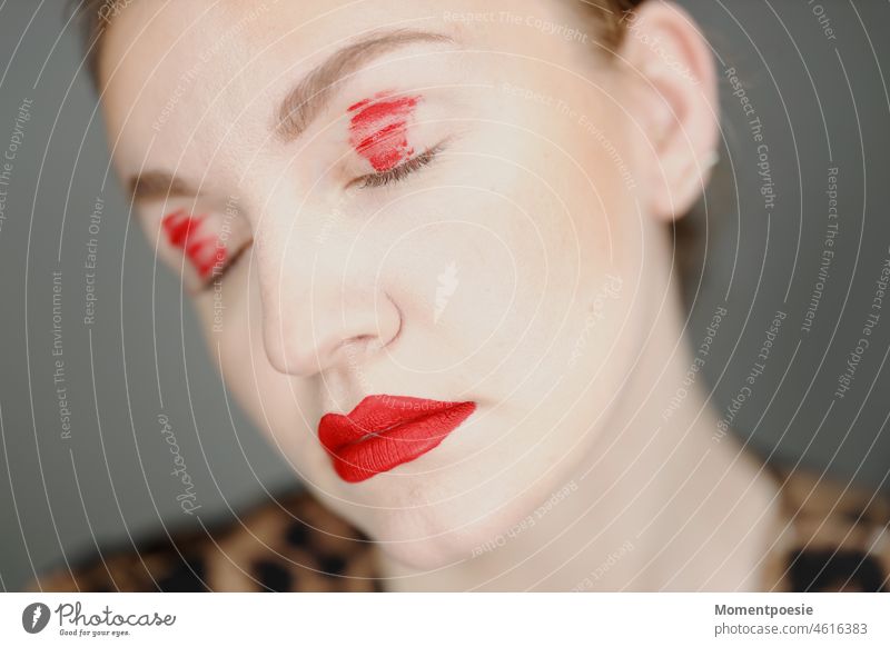 rot Frau Frauengesicht träumen rote Lippen Lippenstift Make-up schminke geschminkt schön Porträt feminin Kosmetik Hautpflege Pflege Gesicht Schminke Mode
