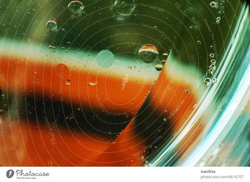 Eine schöne und bunte Makro von Ölblasen auf dem Wasser mit einem weißen, grünen und roten Streifen Textur als Hintergrundmuster mit Vintage-Filter abstrakt