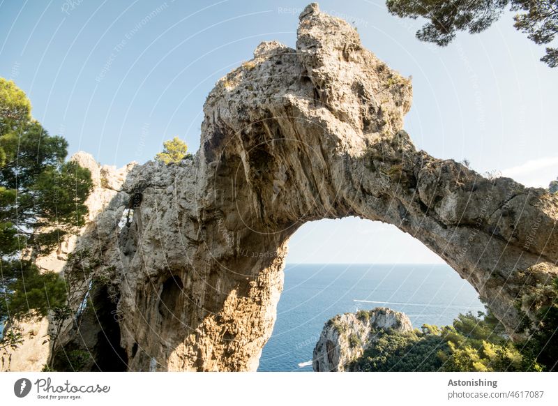 Arco Naturale, Capri, Italien Arco naturale Tor Bogen Felsen Landschaft Meer Mittelmeer Wasser bunt Wald Bäume Urlaub Insel groß hoch weit Weite Aussicht Boot