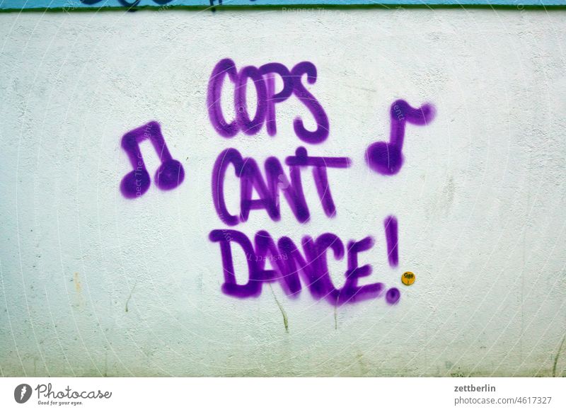 COPS CAN´T DANCE aussage botschaft farbe gesprayt grafitti grafitto message parole tagg taggen gespraytschrift mauer nachricht politik sachbeschädigung slogan