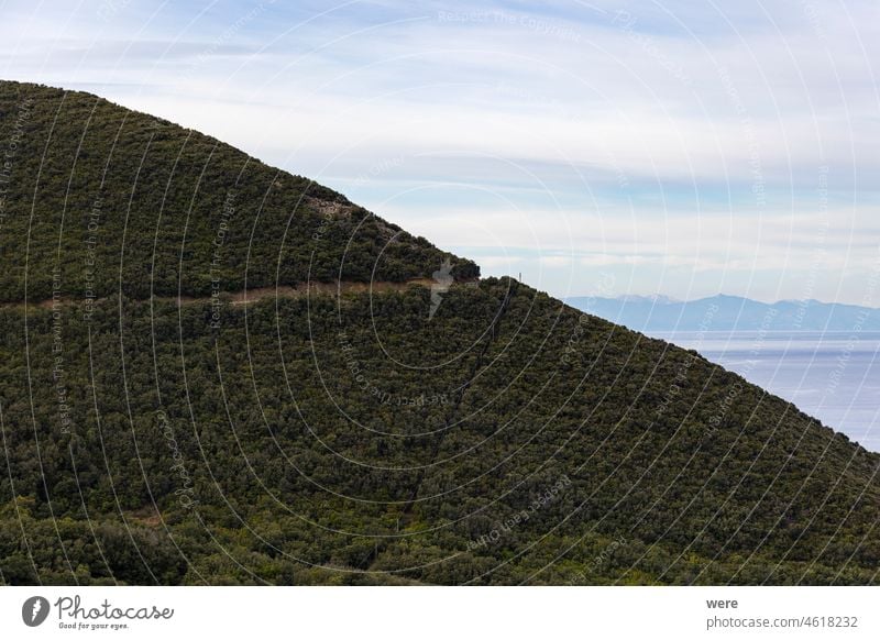 Blick auf das Dorf Colle d' orano auf der Insel Elba in Italien und das Meer am Morgen Feiertag italienische Stadt MEER Toskana Ansicht Verbannung Textfreiraum