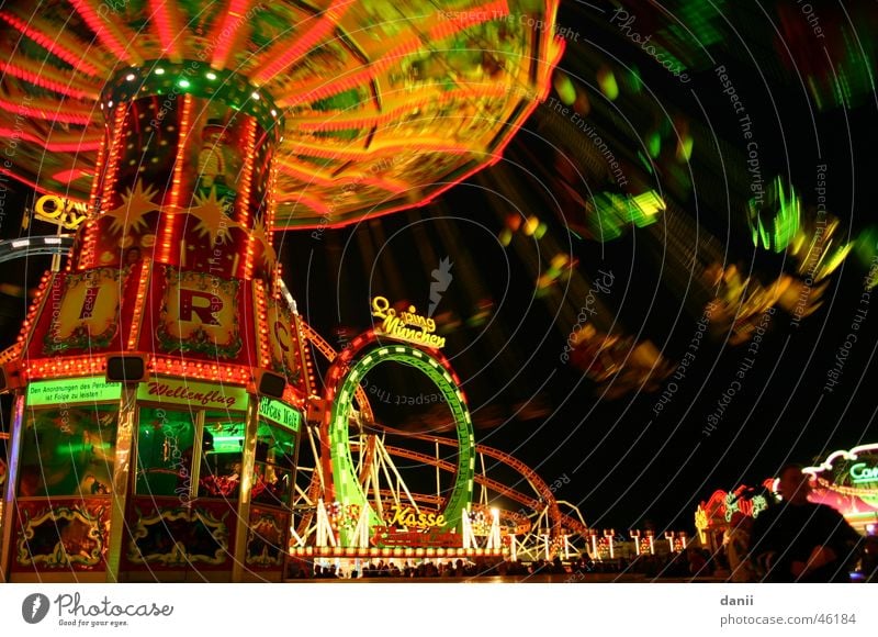 Karussell fahren Oktoberfest Nacht Jahrmarkt Ballone mehrfarbig München Beleuchtung