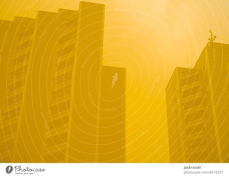 gelbe Fassade und gelber Himmel Strukturen & Formen Monochrom Hintergrundbild Hintergrund neutral Silhouette Plattenbau Architektur Wohnhochhaus einfarbig