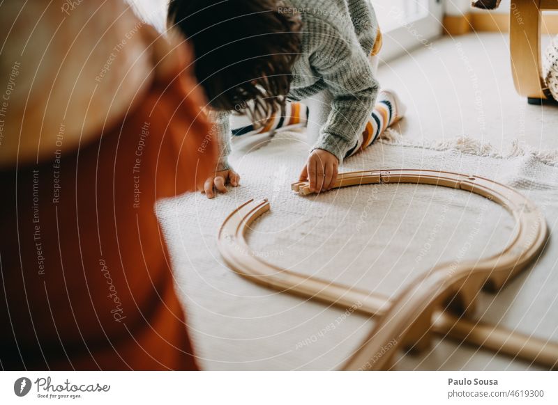 Kind spielt mit Holzeisenbahn Kindheit Mädchen 3-8 Jahre Spielen Spielzeug hölzern Zug Bahn Glück Fröhlichkeit Mensch Freude Farbfoto Freizeit & Hobby