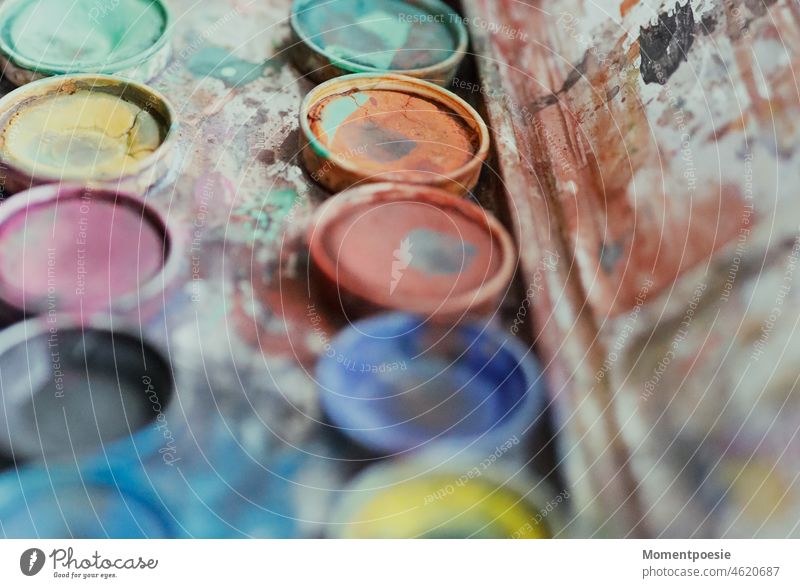 Wasserfarben Kunst bunt malen Kreativität Freizeit & Hobby Farbe mehrfarbig Künstler zeichnen kreativ Schreibwaren Farbfoto Pinsel Schule Bildung Papier