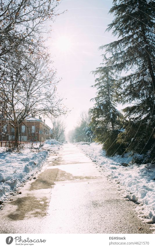 Vereiste Straßen und Wege nach starkem Schneefall. Winterwetter eisig starker Schneefall Winterzeit Saison Wetter im Freien Eis kalt Schneesturm Frost Großstadt