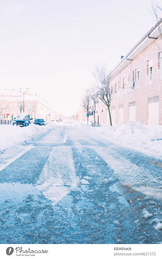 Eine vereiste Straße nach starkem Schneefall mit Autos, die unter dem Schnee begraben sind. Wintersaison. satt Eis vergraben PKW Wetter Schneesturm Großstadt