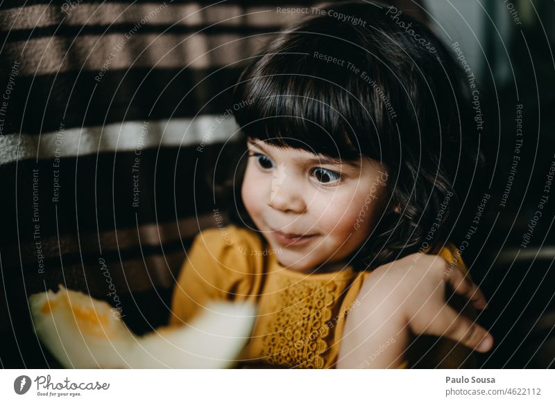 Porträt eines niedlichen Mädchens 3-8 Jahre Kaukasier Kind Kindheit Blick Melonenschiffchen Frucht frisch Appetit & Hunger Tag Freude Lifestyle Mensch Essen