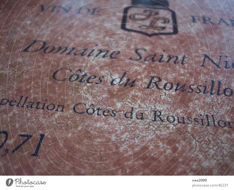 Guter Tropfen antik Schriftzeichen Etikett Bildausschnitt Anschnitt Detailaufnahme Text Lateinische Schrift Französisch Typographie Wein Roussillon