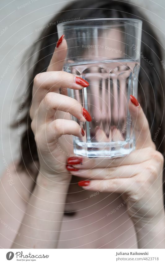 Frau hält ein leeres Glas ohne Wasser Hydratation Gesunde Ernährung Außenaufnahme rein durstig Detailaufnahme Sommer Kohlensäure Tag Lebensmittel Farbfoto