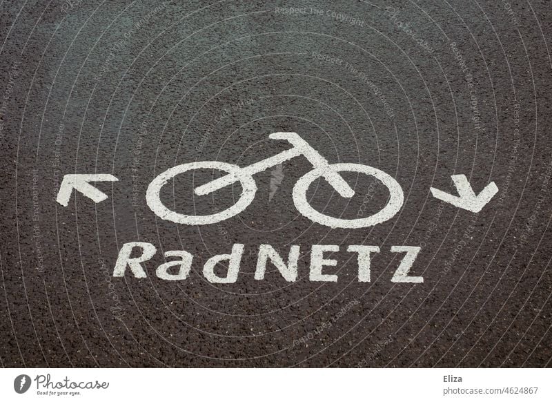 Ausgeschildertes Radnetz mit Fahrradsymbol auf Asphalt. Fahrradweg. Straße fahrbahnmarkierung Fahrradfahren Radweg Verkehrswege fahrrad Symbol Piktogramm