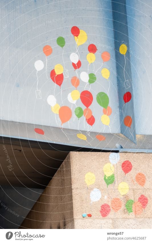 Farbcontest | Aufsteigende farbige Luftballons mit angebundenen Briefen zieren ein Brückenbauwerk Thementag Graffiti Graffito Wand Menschenleer Außenaufnahme