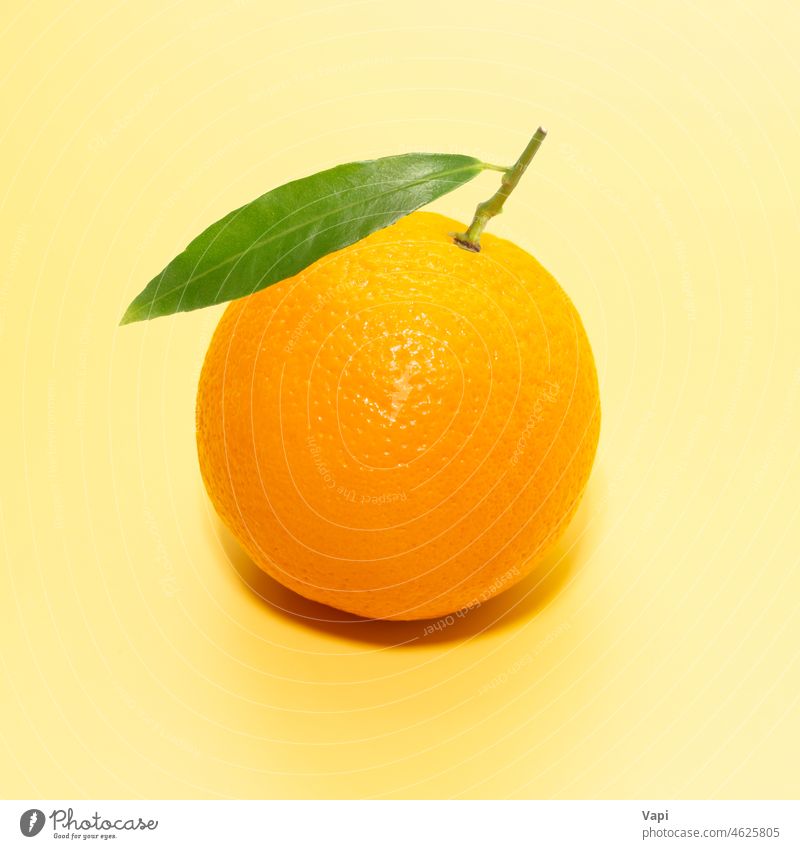Orangefarbene Zitrusfrüchte mit grünem Blatt orange Frucht Mandarine gelb vereinzelt frisch Lebensmittel Orangenfrucht isolieren Natur Gesundheit tropisch süß