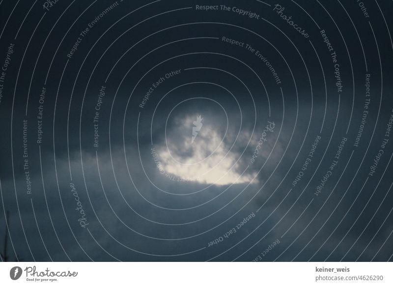 Ein helles Loch im dunklen Himmel Wolken dunkelheit düster grau Klima Wetter weiß Querformat Muster Hintergrund Vorlage klimawandel duster wetter menschenleer