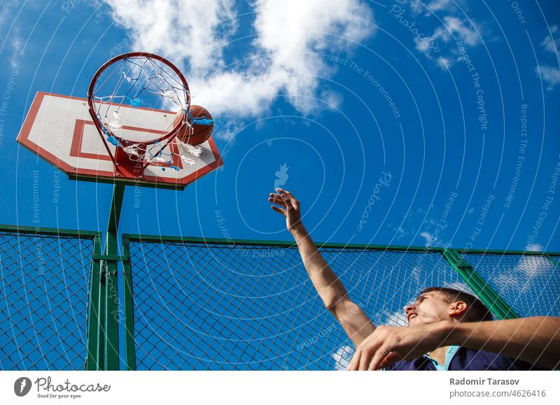 junger Mann spielt Basketball Spielen Spieler Ball Sport männlich sportlich spielen Gesundheit Übung Hintergrund Lifestyle Korb Männer Aktion Menschen Athlet