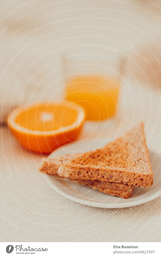 Frühstück toast orange Orangensaft Ernährung Lebensmittel Frucht frisch Saft Vegetarische Ernährung Vitamin C saftig Gesunde Ernährung Foodfotografie fruchtig