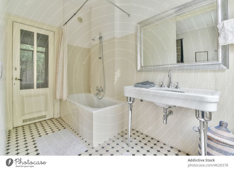 Innenraum eines hellen, geräumigen Badezimmers Fliesen u. Kacheln Wasserhahn Waschbecken Spiegel Badewanne Dusche Design Innenbereich Waschraum Appartement