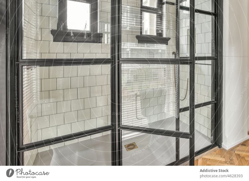 Innenraum der Kabine mit gefliesten Wänden und Duschkabinen Bad Dusche Sauberkeit Hygiene Appartement modern Wand Wasserhahn Design Zeitgenosse Waschraum