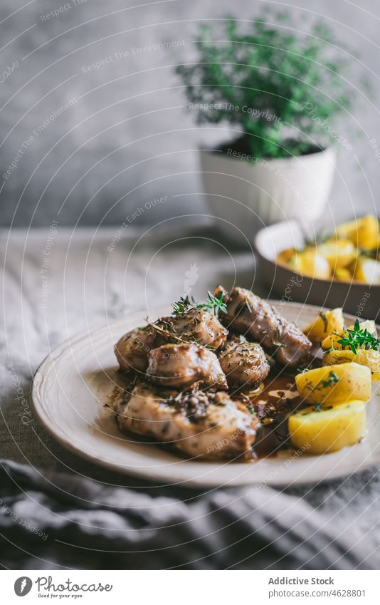 Leckerer Kanincheneintopf mit Kartoffeln im Teller auf dem Tisch schmoren Fleisch dienen Abendessen geschmackvoll frisch Mahlzeit Lebensmittel Speise Küche