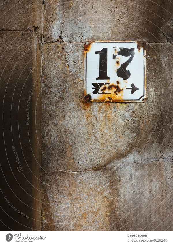 Hausnummern-Schild Nr.17 Hausnummernschild Ziffern & Zahlen Wand Mauer Schilder & Markierungen Fassade Pfeil Außenaufnahme Zeichen Menschenleer Gedeckte Farben