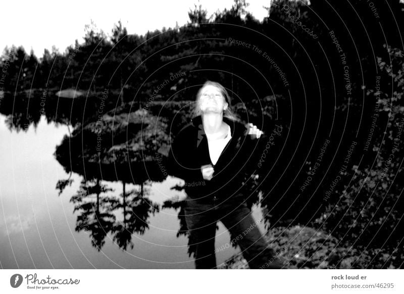 Natur Zipper Reißverschluss Frau grau schwarz weiß See Reflexion & Spiegelung Pullover entkleiden aufmachen Stil Baum Striptease Unschärfe Muster Hals Blick