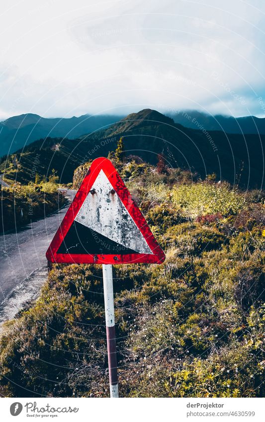 Warnschild Gefälle auf den Azoren Zentralperspektive Starke Tiefenschärfe Sonnenlicht Reflexion & Spiegelung Kontrast Schatten Textfreiraum Mitte