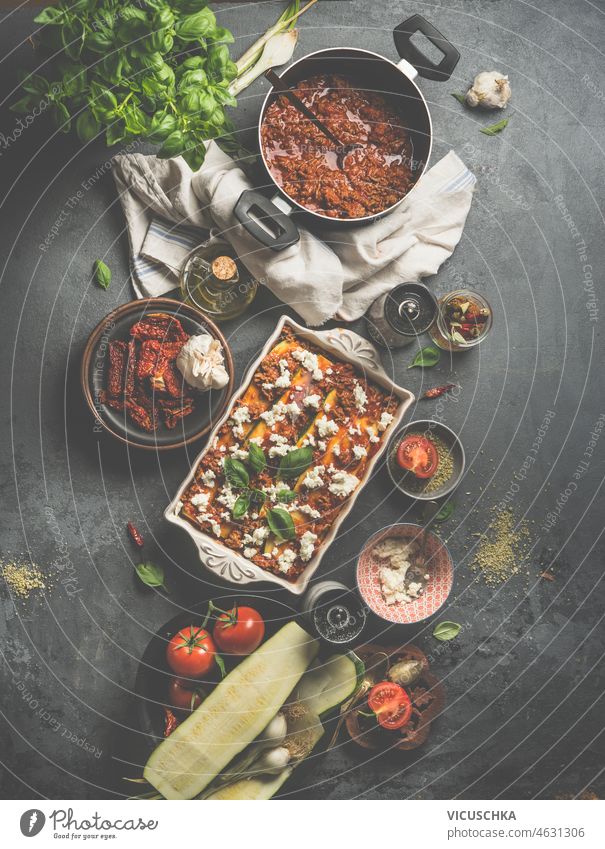 Hausgemachte Zucchini-Lasagne mit Zutaten und Kochutensilien selbstgemacht Fleisch Käse Tomatensauce Basilikum Essen zubereiten Italienische Küche heimwärts
