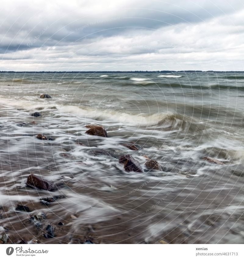 Bewegung des Wassers am Strand der Ostsee mit bedecktem Himmel Wellen Steine Natur See Küste Wolken Bewegungsunschärfe Meer Umwelt Langzeitbelichtung