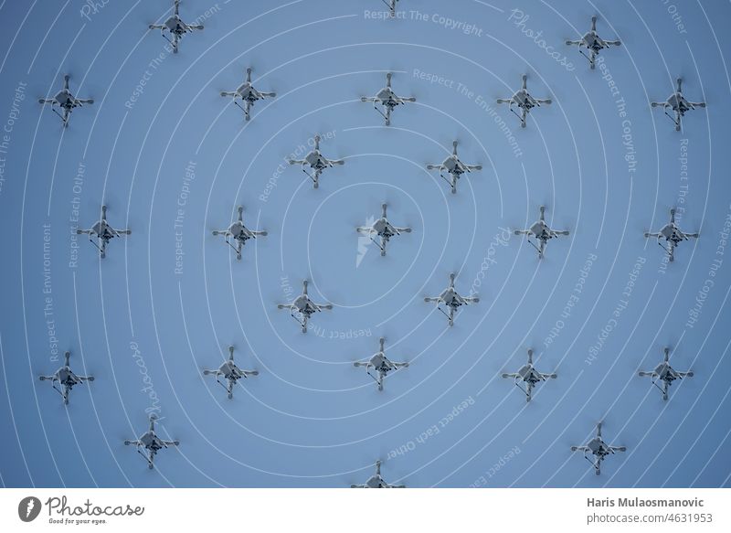 synchronisierte Drohnen in Formation in der Luft oft ai Air Fluggerät Flugzeug Antenne Künstliche Intelligenz blau Fotokamera schließen Kontrolle digital
