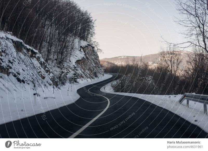 leere straße in schneebedeckten bergen in europa Asphalt Hintergrund schön bjelasnica bosnien und herzegowina kalt Land Tag Europa Wald Frost Autobahn