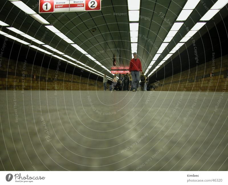 Der Junge mit der roten Jacke Prag U-Bahn London Underground Gleise Lampe Fluchtpunkt gehen Bewegung Geschwindigkeit Straßenbahn Schilder & Markierungen